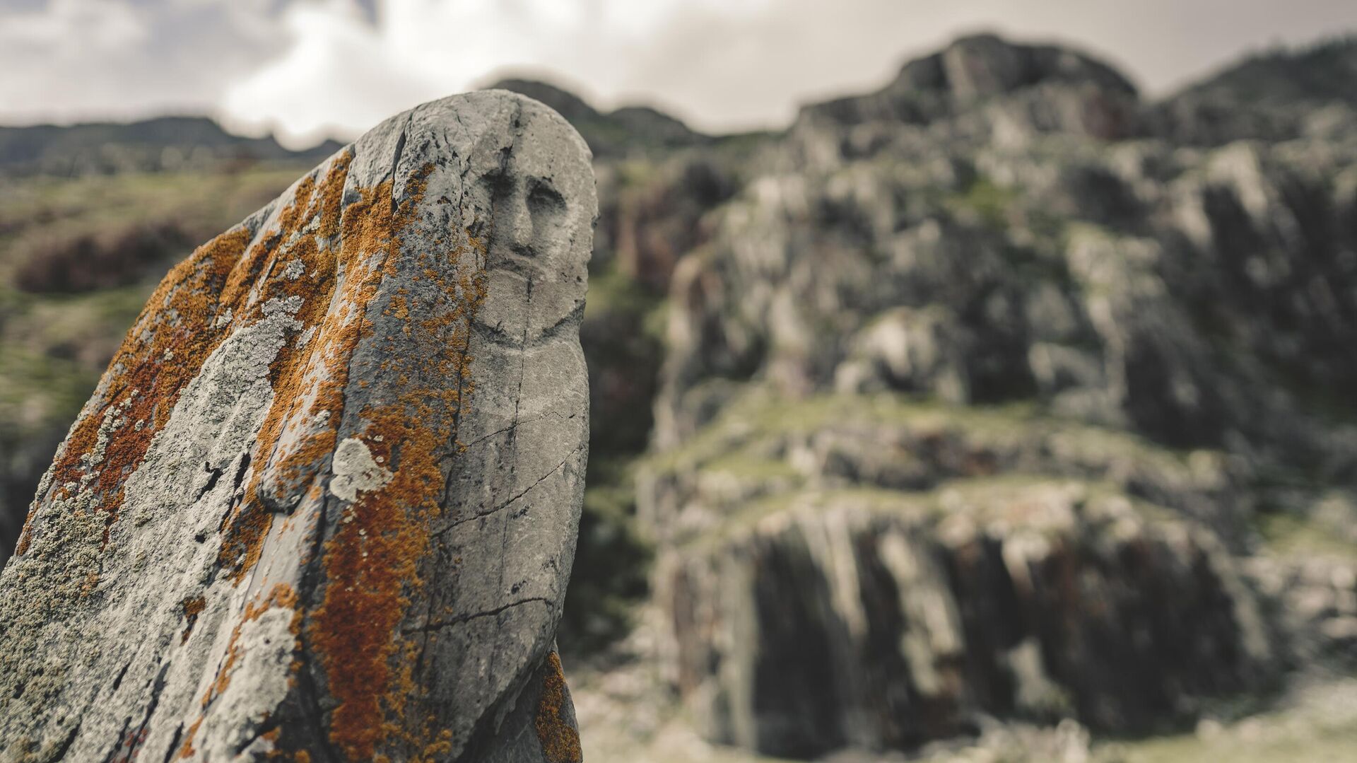 Камень с изображением мужского лица древнего скифского периода. - РИА Новости, 1920, 11.04.2024