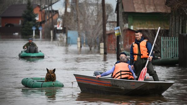 Эвакуация жителей с затопленных улиц в Оренбурге. 10 апреля 2024
