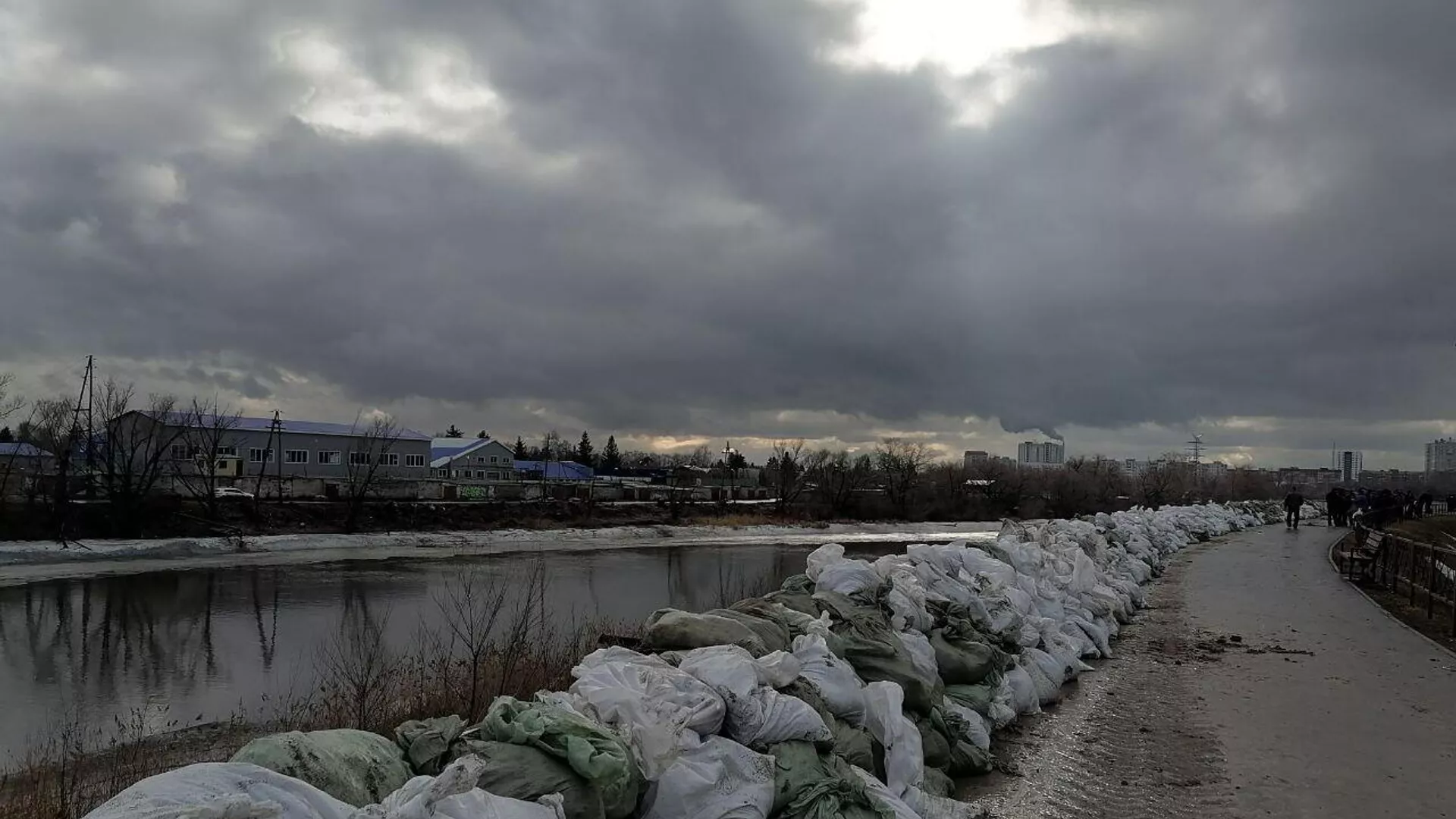 В центре Кургана мешками с песком укрепляют набережную Тобола - РИА Новости, 1920, 11.04.2024