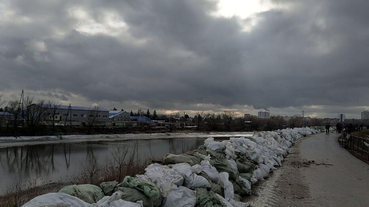 В центре Кургана мешками с песком укрепляют набережную Тобола - РИА Новости, 1920, 10.04.2024