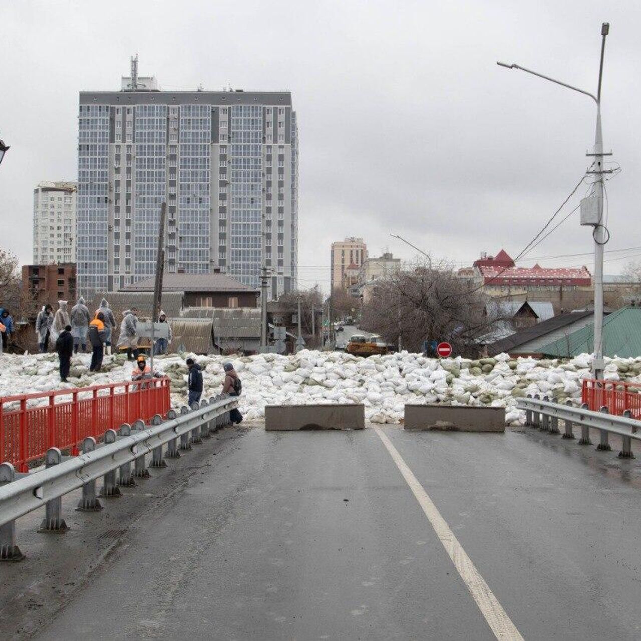 В Кургане укрепляют набережную мешками с песком - РИА Новости, 10.04.2024