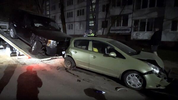 Место ДТП, где водитель врезался в девять припаркованных машин в Брянске