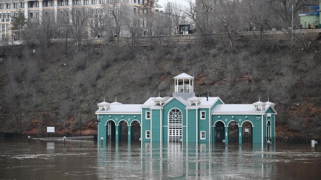 Река Урал в Оренбурге с повышенным уровнем воды