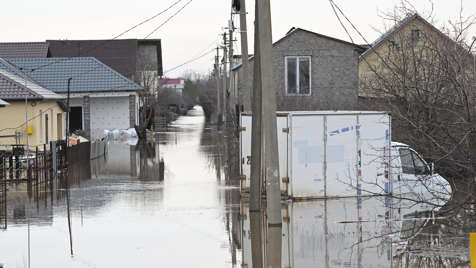 Затопленная улица в поселке 9-го января Оренбургской области - РИА Новости, 1920, 25.04.2024