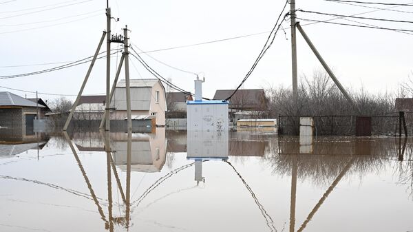 Подтопленный трансформатор на затопленной улице поселка 9-го января в Оренбургской области