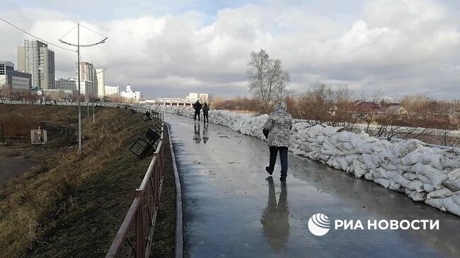 Мешки с песком на набережной Тобола в центре Кургана