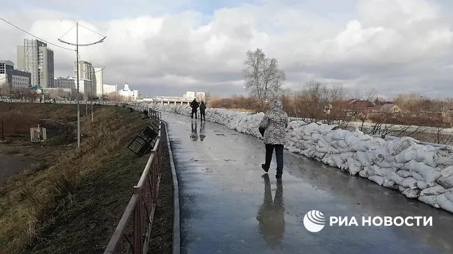 Мешки с песком на набережной Тобола в центре Кургана