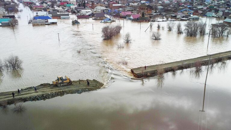 Место прорыва насыпной дамбы в Орске