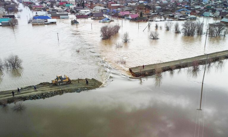 Место прорыва насыпной дамбы в Орске