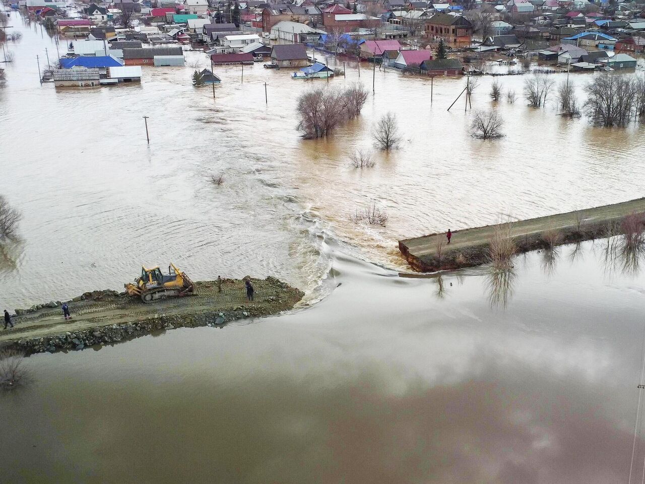 В Орске рабочие пытаются засыпать дамбу, которую прорвало - РИА Новости,  10.04.2024