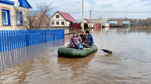 Оренбургские казаки помогают справиться с последствиями паводков