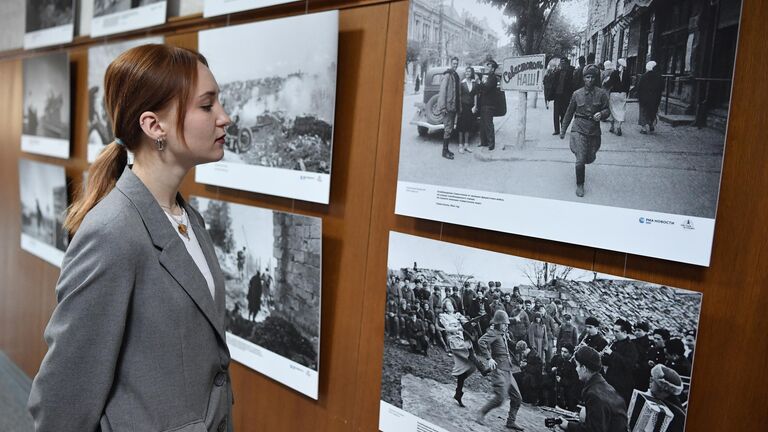 Посетительнца на выставке Освобождение. Путь к Победе в Крымском федеральном университете имени В.И. Вернадского в Симферополе. Выставка организована МИА Россия сегодня при поддержке ПФКИ в г. Симферополь