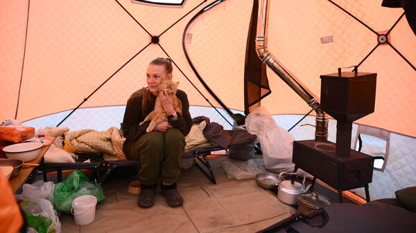 Жители ТСН Ивановское под Оренбургом поставили палатку на крыше своего строящегося дома