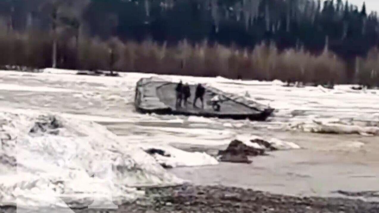 Понтонный мост через реку Томь сорвало паводком в Междуреченском городском округе Кузбасса - РИА Новости, 1920, 10.04.2024