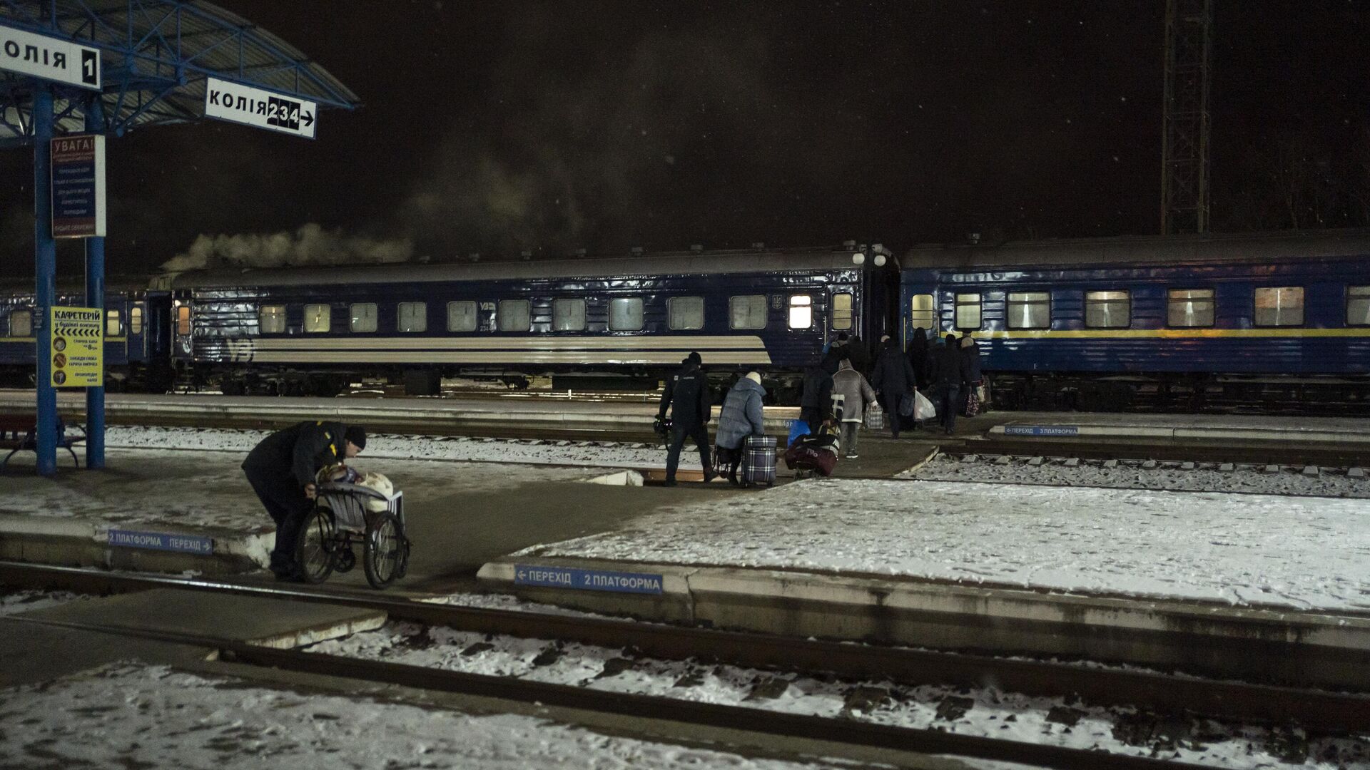 Люди садятся в поезд в городе Сумы, Украина - РИА Новости, 1920, 14.06.2024