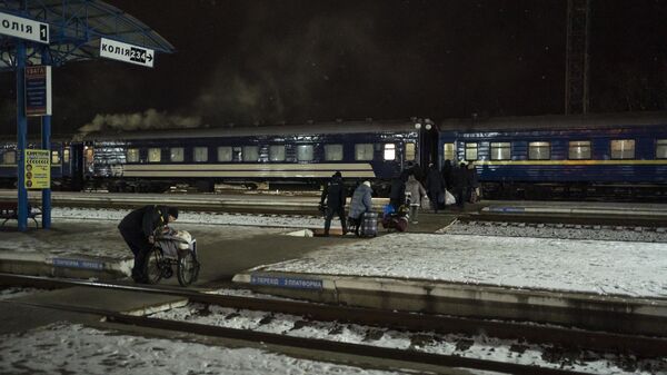 Люди садятся в поезд в городе Сумы, Украина