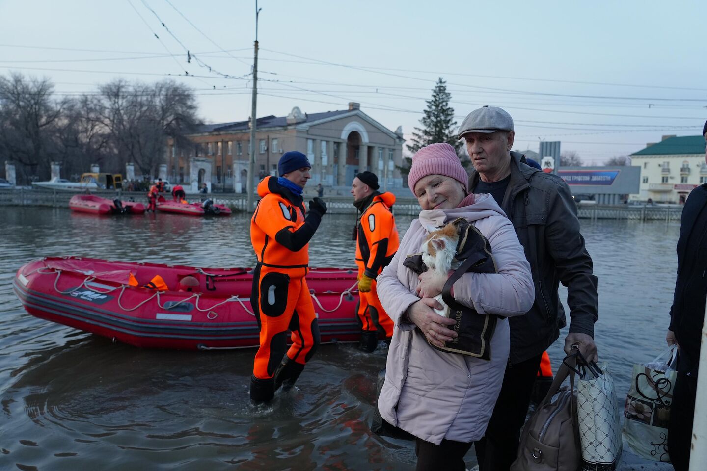Пенсионеры эвакуировались из затопленной части города Пенсионеры эвакуировались из затопленной части города