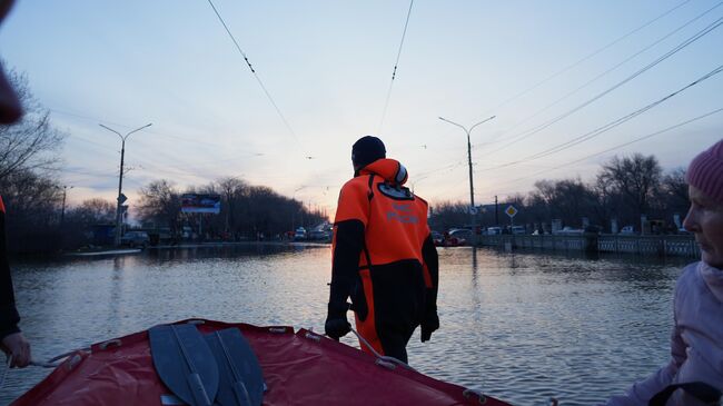 Спасатели возвращаются к берегу