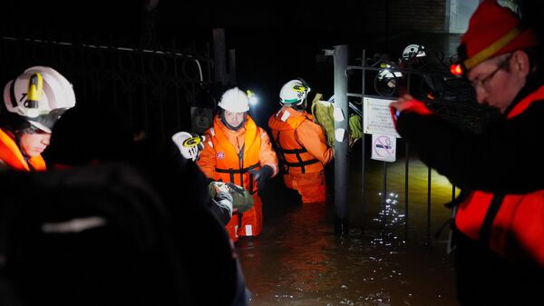 Спасатели передают оборудование дежурным работникам, которые отвечают за связь