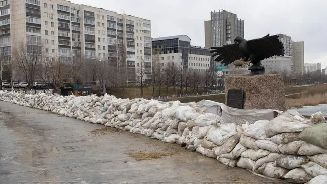 Укрепление набережной Тобола в Кургане мешками с песком