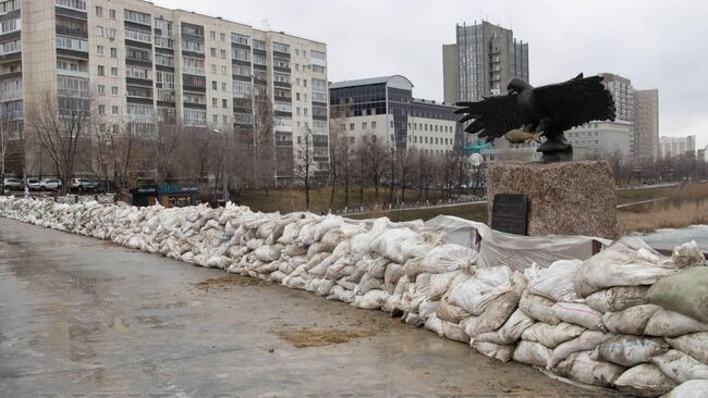 Укрепление набережной Тобола в Кургане мешками с песком