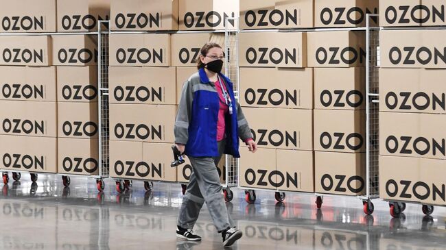 Сотрудница на складе логистического центра Ozon