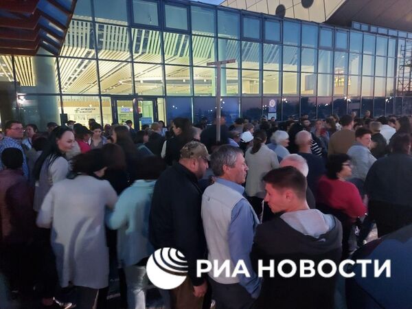 Сторонники главы Гагаузии Гуцул у здания аэропорта Кишинева