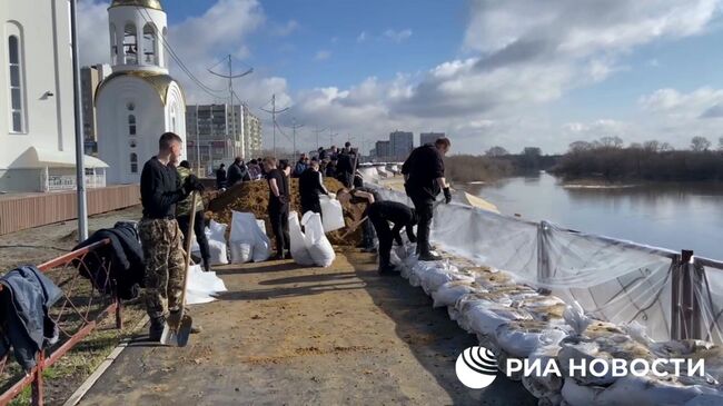 В Кургане продолжают укреплять набережную