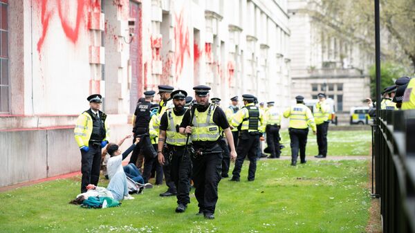 Задержание людей, которые распыли краску на здании штаб-квартиры министерства обороны Великобритании в Лондоне