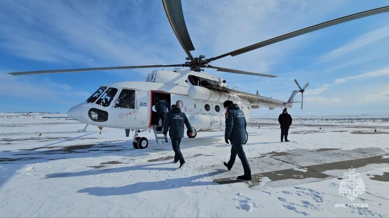 Группа на вертолёте МИ-8, участвующая в поисковой операции семьи на Чукотке - РИА Новости, 1920, 11.04.2024