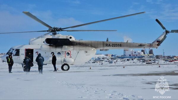 Группа на вертолете МИ-8, участвующая в поисковой операции семьи на Чукотке