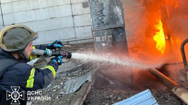 Пожарный на месте удара по критической инфраструктуре на территории Украины. Архивное фото