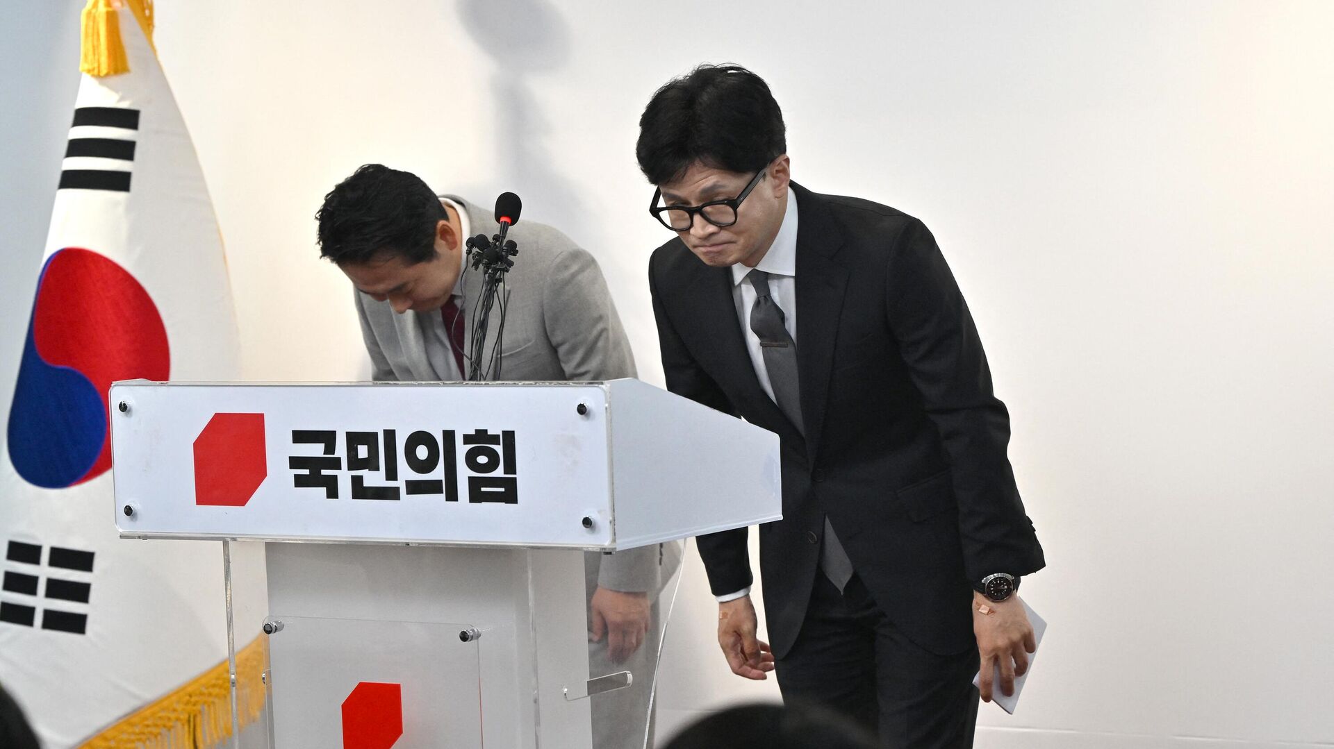 Руководитель правящей партии Южной Кореи, партия Гражданская сила Хан Дон Хун (справа) во время пресс-конференции, посвященной парламентским выборам - РИА Новости, 1920, 11.04.2024