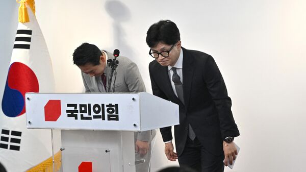 Руководитель правящей партии Южной Кореи, партия Гражданская сила Хан Дон Хун (справа) во время пресс-конференции, посвященной парламентским выборам