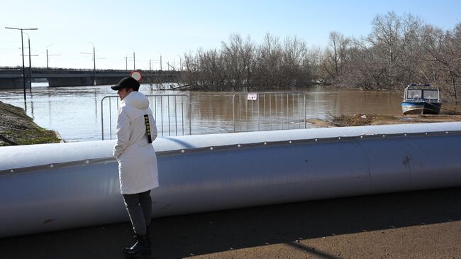 Водоналивная дамба у автомобильного моста через реку Урал в Оренбурге