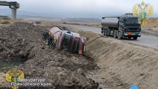 ДТП с участием бензовоза на участке автомобильной дороги А-370 Уссури. 11 апреля 2024