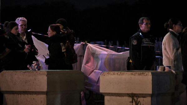 Полицейские на месте нападения с ножом в центре города Бордо, Франция