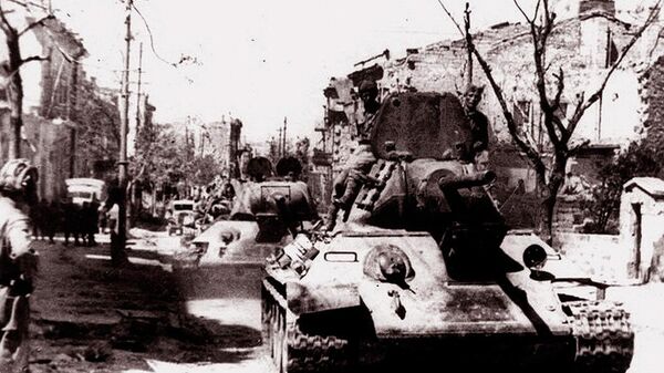Советские танки на улице Фрунзе (ныне - проспект Нахимова) в дни освобождения Симферополя от немецких захватчиков. Май 1944