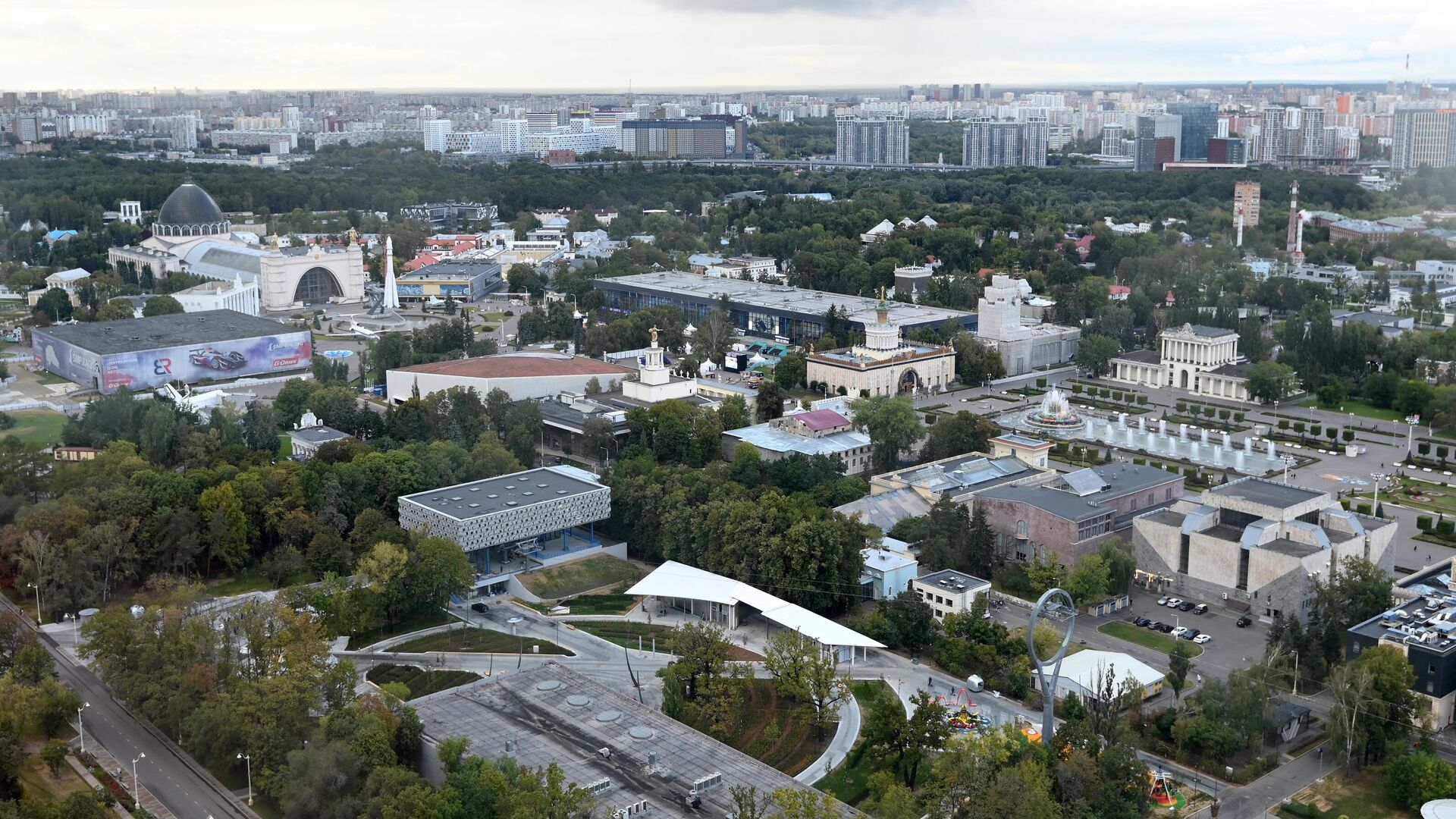 Вид из кабинки колеса обозрения Солнце Москвы на территорию ВДНХ - РИА Новости, 1920, 11.04.2024