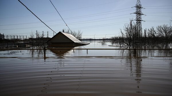 Волна паводка движется на село Илек в Оренбургской области