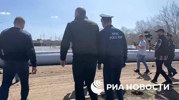 Глава МЧС и губернатор региона осматривают новые водоналивные дамбы в Оренбурге