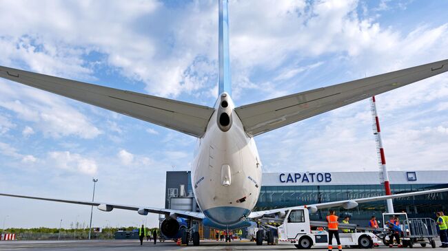 Самолет Boeing 737-800 авиакомпании Победа в международном аэропорту Гагарин в Саратовской области