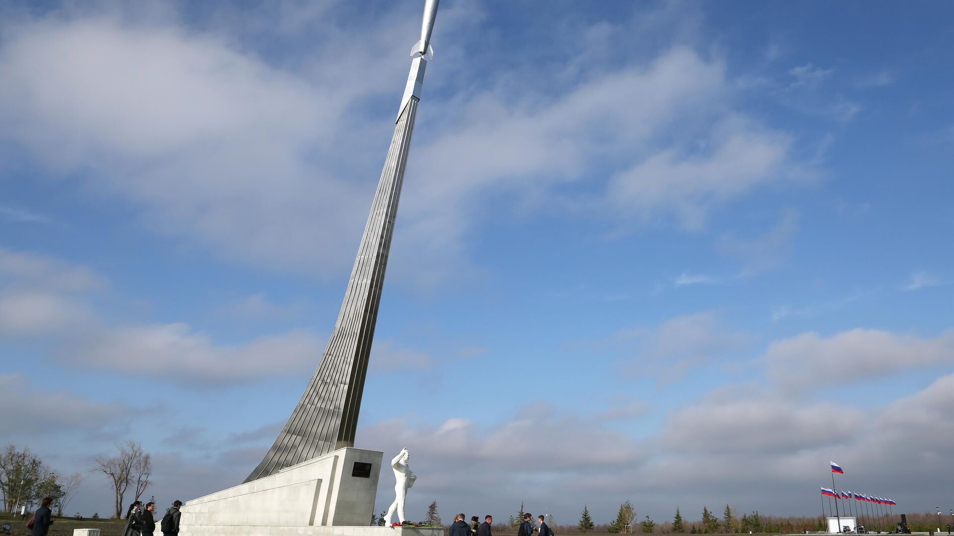 Стела Юрия Гагарина в Парке покорителей космоса в Энгельсском районе Саратовской области в День космонавтик - РИА Новости, 1920, 12.04.2025