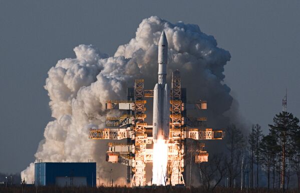 Запуск первой летной ракеты космического назначения Ангара-А5 с разгонным блоком Орион с космодрома Восточный
