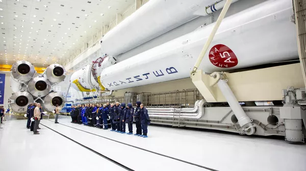 Коллектив сотрудников у первой летной ракеты космического назначения Ангара-А5 на стартовом комплексе космодрома Восточный Коллектив сотрудников у первой летной ракеты космического назначения Ангара-А5 на стартовом комплексе космодрома Восточный