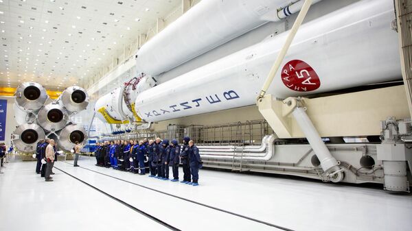 Коллектив сотрудников у первой летной ракеты космического назначения Ангара-А5 на стартовом комплексе космодрома Восточный