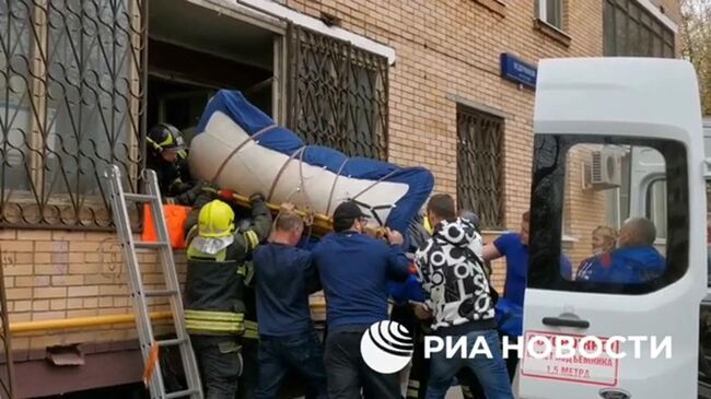 В Москве спасатели вытащили из квартиры мужчину весом более 300 кг, чтобы отвезти в больницу