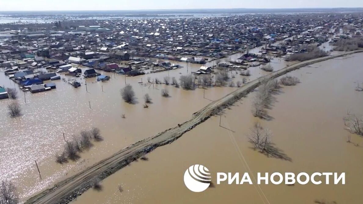 Основное место прорыва земляного вала в Орске, из-за которого начало топить город, засыпали - РИА Новости, 1920, 11.04.2024