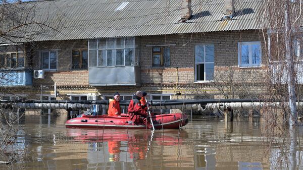 Спасатели из Московской области на затопленной улице в Оренбурге