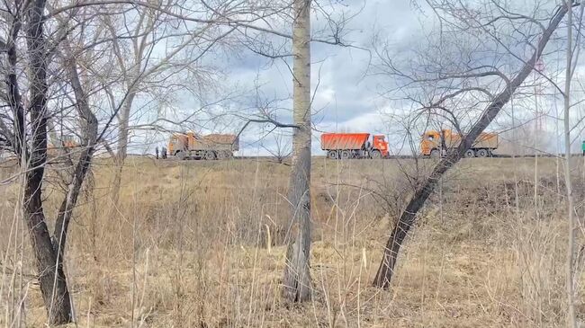 Работы по укреплению дамбы в Кургане